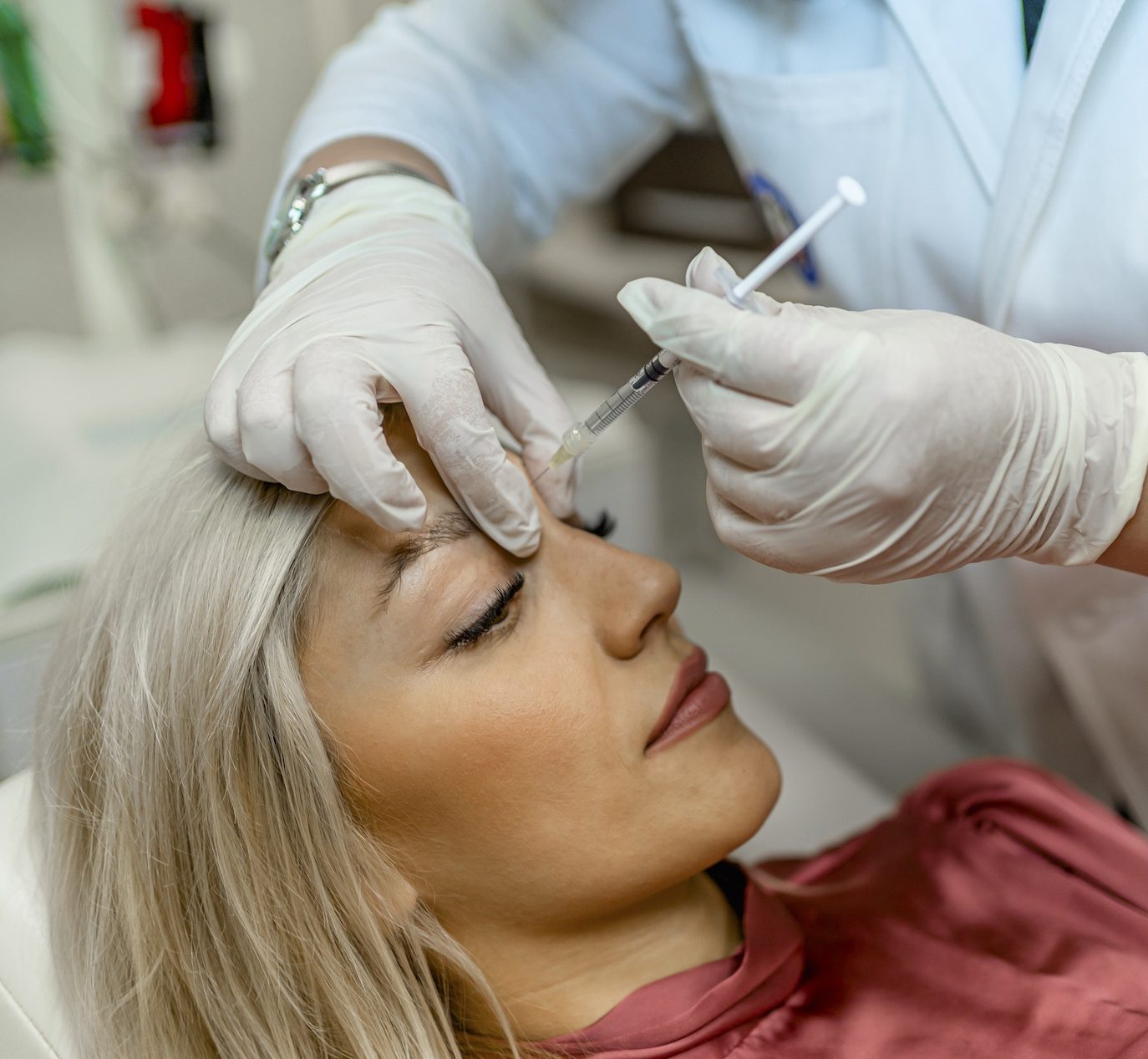 a close up of a woman