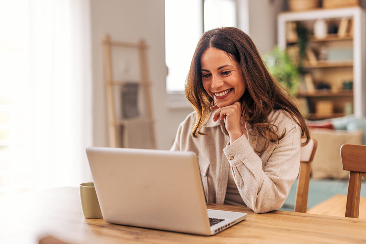 Katia Lewkowicz sitting at a table using a laptop